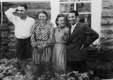 Z prawej stoją: N.I. Demarew z żoną Czesławą z Budkiewiczów.