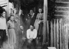 Z lewej siedzi N.I. Demarew, obok stoi jego żona Czesława.