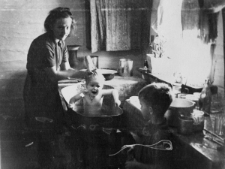 Czesława Dziemirów z dziećmi.