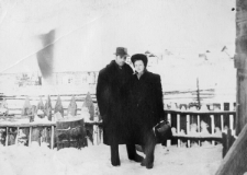 N.I. Demarew, kierownik techniczny bazy w Bułtusuku z żoną Czesławą z Budkiewiczów.
