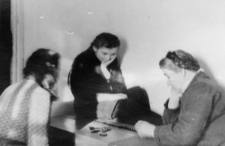 Od prawej: Anna Budkiewicz i jej wnuczka Bożenka Konarzewska.