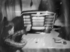 Dzieci Czesławy Dziemirów przy radioodbiorniku.