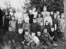 Grupa uczniów miejscowej szkoły, druga od prawej stoi Bożenka Konarzewska.