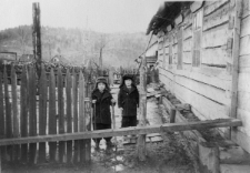 Synowie Czesławy Dziemirów na podwórku przed domem.