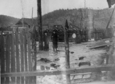 Dzieci Czesławy Dziemirów przed domem.