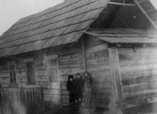 Dzieci Czesławy Dziemirów przed domem.