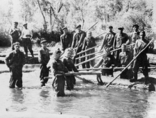 Brygada pracująca przy spławie drewna, z tyłu w białej koszuli stoi N.I. Demarew, kierownik techniczny w bazie Bułtusuk.