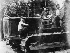 Z prawej stoi N.I. Demarew, kierownik techniczny bazy w Bułtusuku.