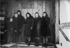 Stoją od prawej: Jadwiga Konarzewska, Czesława Dziemirów, NN, NN, Bożenka Konarzewska, syn Czesławy Dziemirów.