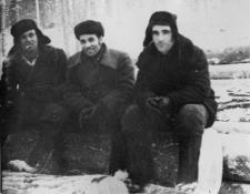 W środku siedzi N.I. Demarew, kierownik techniczny bazy w Bułtusuku.