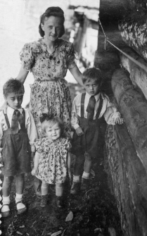 Czesława Dziemirów z dziećmi.