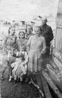 Stoją od lewej: Czesława Dziemirów z dziećmi, Bożenka Konarzewska, Maria Budkiewiczówna, Anna i Michał Budkiewiczowie.