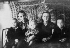 N.I. Demarew z żoną Czesławą i dziećmi.
