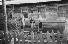 Od prawej: Czesława Dziemirów, Bożenka Konarzewska, NN.