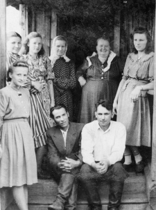 Z lewej stoi Czesława Dziemirów, obok siedzi jej mąż N.I. Demarew.