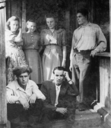 Druga od lewej stoi Czesława Dziemirów, z prawej siedzi jej mąż N.I. Demarew.