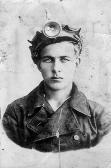 Podpis na odwrocie: "To jest m&oacute;j kolega z pierwszych czas&oacute;w Syberii".