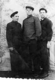 Więźniowie łagru w Bracku, pierwszy z prawej stoi Czesław Łoś, w środku Polak z Mandżurii, z lewej Rumun.