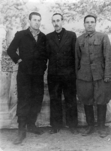 Więźniowie łagru w Bracku, stoją od lewej: Edward Dworak z Krakowa, Paweł (Ormianin) i Polak z Wileńszczyzny.