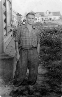 Obóz w Poćmie - więzień przed barakiem.