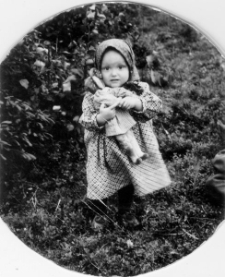 Córka Jadwigi Zawadzkiej urodzona w peczorskim łagrze, zdjęcie wykonano w Kasju, gdzie dziewczynka przebywała ze swoim ojcem na zsyłce.