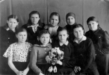 Dziewczynki z domu dziecka. Z kwiatami siedzi Leokadia Kamińska (obecnie Wojtasik). Fragment listu dołączonego do zdjęcia: "Mieszkaliśmy w Gorki w dzielnicy Kanawino, tu chodziłam do szkoły i pracowałam w fabryce jako tokarz aż do zakończenia II wojny światowej".