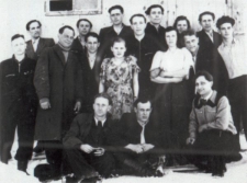 Kopalnia nr 40, Wielkanoc, Polacy zwolnieni z łagrów, stoją od lewej: Janek (nazwisko nieznane), NN, Władysław Wysocki, NN, Władysław Uchnalewicz, Edward Jaśkiewicz, Jan Waszkielewicz, Michał Milewski, Nina Waszkielewicz (siostra Jana), Weronika Pryzwan, Aureliusz Pryzwan (brat), Kazimierz Januszkiewicz, NN, NN, na dole siedzą: Felek Kuryłowicz i Mieczysław Wałensewicz.