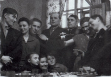 Byli więźniowie łagrów, stoją od lewej: Białorusin NN, jego żona, Aureliusz Pryzwan, Władysław Wołujewicz, Michał Milewski, Stanisław Wysocki i jego żona.
