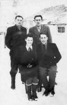 Polacy zwolnieni z łagrów, dwaj bracia Szarłamowie i żona jednego z nich Leokadia, z lewej stoi Jan Ignatowicz, były więzień z kopalni 29.