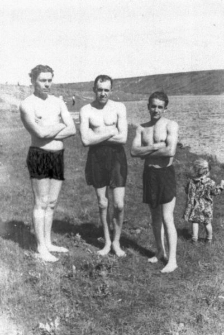 Plaża nad rzeką Workutą, stoją od lewej: Michał Milewski, Wincenty Leoniuk, Władysław Uchnalewicz.