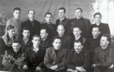 Byli więźniowie łagru przy kopalni nr 3, w pierwszym rzędzie siedzą od lewej: Wacław Duda, NN, nariadczyk Ukrainiec, Stanisław Gackiewicz, Stanisław Dmuchowski; drugi rząd od lewej: Olgierd Zarzycki, Stanisław Howsa, Zenon Gizun (z Baranowicz), Jerzy Michałowski (z kopalni 29; być może jest to Władysław Kulczycki), Aureliusz Pryzwan, Jan Maliński; trzeci rząd od lewej: Michał Milewski, Bronisław Chwieduk, Wacław Burak, Witold (Wiktor) Olszewski, Aleksander Surko, Jan Brancewicz (ur.1923 r. w Wielkiej Wsi, pow. Szczuczyn, syn Józefa).