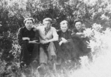 Polacy zwolnieni z łagru, siedzą od lewej: Michał Milewski, Józef Popko, Józef Karpiński, Czesław Puk.