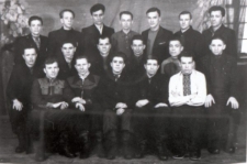 Robotnicy z kopalni nr 3, w pierwszym rzędzie drugi od lewej siedzi Aureliusz Pryzwan, w środkowym rzędzie drugi od prawej: Michał Milewski, pozostali to Ukraińcy.