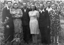 Więźniowie zwolnieni z łagrów, stoją od lewej: Michał Milewski, Wacia (nazwisko nieznane), Aureliusz Pryzwan, Maria (nazwisko nieznane), Alfons Budzisz, NN z kopalni SZU-2, Lodzia (nazwisko nieznane).