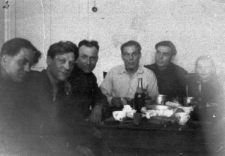 Więźniowie zwolnieni z łagrów, siedzą od lewej: Józef Dziadul, Edward Trzeciak, Edward Szerszenowicz, Józef Dawidzik, Michał Milewski, córka Szerszenowicza.