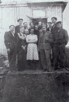 Wizyta podoficera z Polski, kt&oacute;ry przyjechał do Workuty w poszukiwaniu brata. W pierwszym rzędzie stoją od lewej: Aureliusz Pryzwan, Olgierd Zarzycki, NN, Genowefa Puk, Jerzy Michałowski (w ciemnej czapce), sierżant Witold Witkowski, Edward Jaśkiewicz; w g&oacute;rnym rzędzie od lewej: Stanisław Szymatowicz (w czapce), Mieczysław Wałensewicz, J&oacute;zef Dziadul, Kazimierz Januszkiewicz, Michał Milewski, Feliks Kuryłowicz (w czapce), NN.