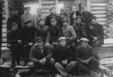 Grupa zesłańców, w górnym rzędzie stoją od lewej: NN, NN, Kozek, NN, Władysław Mysłowski, Sewruk, NN; w środkowym rzędzie od lewej: Bogdan Pawłowski, Edward Majka, NN, Jan Muchowski, Kazimierz Panek, NN, NN; na dole siedzi pierwszy od lewej Adam Hnatkowski.