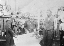 Rodzina Misiarzów przy trumnie zmarłego dziecka.