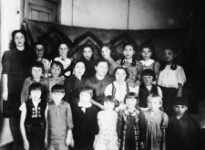 Wychowankowie polskiego sierocińca wraz z opiekunkami.