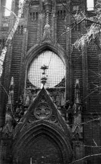 Kości&oacute;ł katolicki przy ul. Małej Gruzińskiej zamieniony na magazyn.