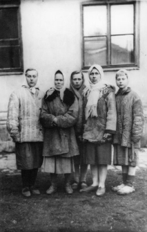 Rodzina Bandurów przed budynkiem Państwowego Urzędu Repatriacyjnego po powrocie z zesłania, stoją od lewej: Anna, Magdalena Bandura (matka), Krystyna, Zofia, Stefania.
