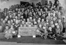 Wychowankowie polskiego sierocińca i pensjonariusze Domu Inwalidów.