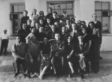 Personel polskiego Domu Dziecka nr 25, na zdjęciu między innymi: M. Rycian, J. Tajtel, E. Lewi, L. Stern, M. Ćwikłowska, M. Kowalska, S. Turowska, P. Tajtel, M. Szpilman, F. Cychol, R. Bryn, M. Walasek, H. Kloc, M. Golba, Ż. Ćwikłowska, A. Błaszczak, M. Dancygier, R. Wajs, L. Szweda.