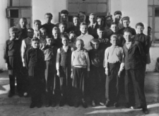 Grupa chłopców, wychowanków polskiego Domu Dziecka nr 25; na zdjęciu między innymi: I. Klugman, T. Walasek, Czesław Balawajder, M. Umecki, J. Bargiełowski, J. Żygar, J. Ćwikłowski, W. Czekaj, L. Wagner, R. Toruń, K. Szweda, Henryk Walasek, Rolf Bryn, I. Najman, A. Golba, R. Wajs, M. Ryciak, Z. Królikowski. A. Wajs.