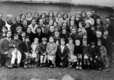 Grupa dziewcząt z sierocińca z wychowawcami i dyrektorem panem Libinem.