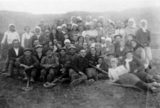 Robotnicy ziarnosowchozu, z lewej w chustce na głowie stoi Marta Sagan.