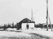 Dom zbudowany przez zesłańc&oacute;w, mieszkali w nim Łotysze, Estończycy i Polacy.