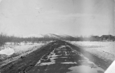 Fragment krajobrazu, droga, w tle g&oacute;ry.