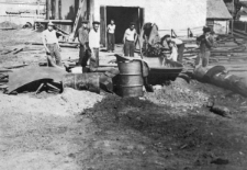 Zesłańcy pracujący przy budowie domu.