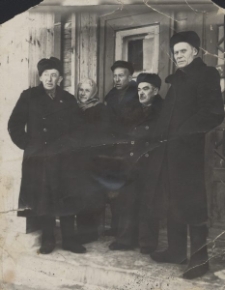 Polacy zwolnieni z łagrów, stoją od prawej: Antoni Płuciennik, Władysław Olszowy, Józef Mirkowski (do Polski wrócił w czerwcu 1955), p. Omeljanowicz, Salomon Raju.